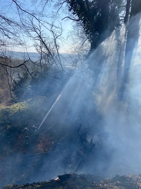 FW-EN: Wetter - Feuerwehren aus Wetter (Ruhr) und Herdecke bekämpfen Waldbrand