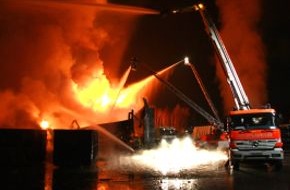 Feuerwehr Essen: FW-E: Großbrand in Essener Recycling-Unternehmen, 80 Feuerwehrleute im Einsatz