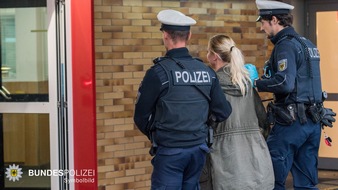 Bundespolizeidirektion M&uuml;nchen: Bundespolizeidirektion M&uuml;nchen: Flaschenwurf nach Beziehungsstreit / 19-J&auml;hrige attackiert Partner im M&uuml;nchner Ostbahnhof