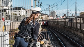 Bundespolizeidirektion München: Bundespolizeidirektion München: Alkoholisierte Frau im Gleis / Nach Widerstand zur Dienststelle getragen