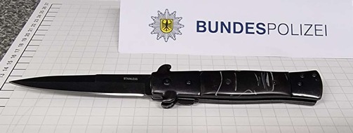 Bundespolizeidirektion Sankt Augustin: BPOL NRW: Bundespolizei stellt Einhandmesser eines Gelsenkircheners sicher