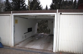 Feuerwehr Essen: FW-E: PKW durchbricht Garagenrückwand und stürzt Böschung hinab, Fahrer nur leicht verletzt