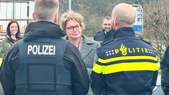 Polizeidirektion Osnabrück: POL-OS: Deutsch-niederländische Zusammenarbeit: Behrens besucht Grenzüberschreitendes Polizeiteam