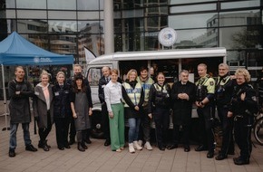 Polizei Münster: POL-MS: 500 Heißgetränke und 1.000 Gespräche-Innenminister Herbert Reul besucht "Coffee with a cop" am Münsteraner Bahnhof