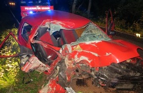 Feuerwehr Essen: FW-E: Verkehrsunfall, Kleinwagen prallt gegen Baum, eine schwerverletzte Person