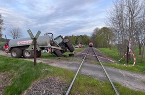 Polizeiinspektion Rotenburg: POL-ROW: ++ Unfall auf dem Bahnübergang - Treckerfahrer stirbt am Unfallort ++