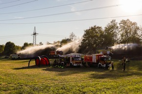 Feuerwehr MTK: Vegetationsbrand in Hattersheim nach rund 18 Stunden beendet - Brandwache musste in der Nacht weitere Brandnester ablöschen
