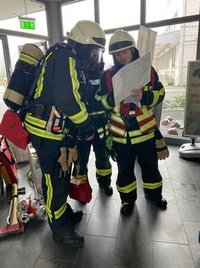 FW-EN: Hochhausbrandbekämpfung - Einsatzübung der Feuerwehr Hattingen