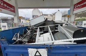 Polizei Hagen: POL-HA: Vielf&auml;ltige Verkehrsverst&ouml;&szlig;e geahndet - Verkehrsdienst der Hagener Polizei legt Fokus auf Gefahren durch Ablenkung und mangelnde Ladungssicherung