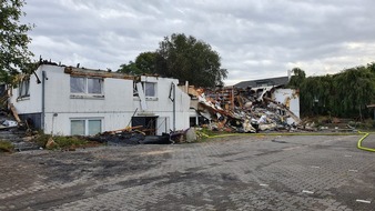 Kreisfeuerwehrverband Rendsburg-Eckernförde: FW-RD: Abschlußmeldung zu: Großbrand Geschäftshaus in Molfsee am 21.08.2020