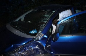 Polizei Hagen: POL-HA: Auto kippt nach Zusammenstoß mit Baum auf die Seite