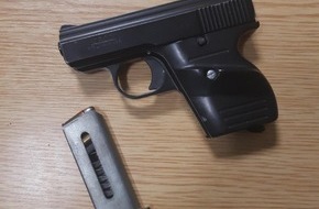 Bundespolizeidirektion Sankt Augustin: BPOL NRW: Geladene Waffe in der Jackentasche - Bundespolizei ermittelt