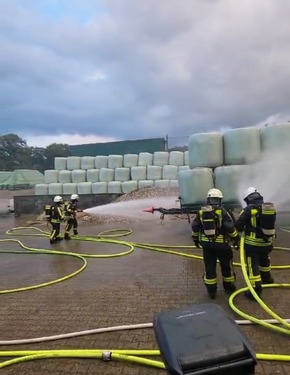 FW-EN: Brand auf Bauernhof- 45 Einsatzkräfte der Hattinger Feuerwehr üben den Ernstfall