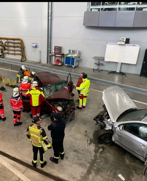 FW-EN: Wetter - Feuerwehr Wetter (Ruhr) führt realistische Übungen am Institut der Feuerwehr durch