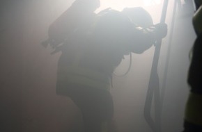 Freiwillige Feuerwehr Frankenthal: FW Frankenthal: Garagenvollbrand - &Uuml;bergreifen auf Wohngeb&auml;ude weitestgehend verhindert