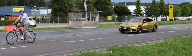 Touring Club Schweiz/Suisse/Svizzero - TCS: Systèmes d'assistance à la conduite: deux-roues mal repérés