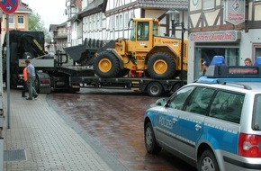 Polizeiinspektion Hameln-Pyrmont/Holzminden: POL-HOL: Lastzug war zu groß für die Innenstadt in Stadtoldendorf: Lasterfahrer richtet mehrmals hintereinander Schaden an und flüchtet hartnäckig