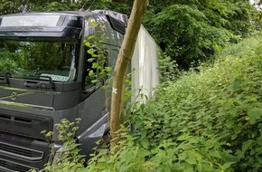 Polizeidirektion Flensburg: POL-FL: Flensburg - LKW-Fahrer von Navi falsch geleitet  - Lastzug fährt "in die Botanik"