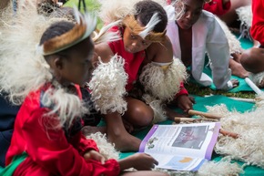 Südafrikas Bildungsministerin will dpa-Kinderzeitung für möglichst viele Schüler (FOTO)