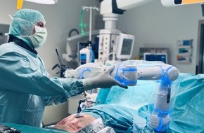 RHÖN-KLINIKUM AG: Präzision in der Neurochirurgie: Roboterarm erstmals bei Wirbelsäulenoperation am RHÖN-KLINKUM Campus Bad Neustadt erfolgreich eingesetzt