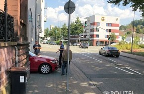 Polizeipräsidium Westpfalz: POL-PPWP: Radfahrer auf Gehweg von Auto erfasst