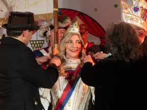 Bönnscher Karneval mit der Sparkasse: Prinzenpaar bei Karnevalsempfang - Carina I. erhielt ihre Bonna-Kette