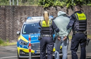 Polizei Mettmann: POL-ME: Räuberischer Diebstahl: Polizei fasst Täter - Hilden - 2208085