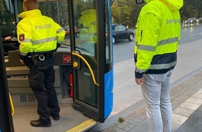 Polizeiinspektion Wilhelmshaven/Friesland: POL-WHV: Polizei und Stadt kontrollieren die Einhaltung der Maskenpflicht in öffentlichen Verkehrsmitteln und Haltestellen im Wilhelmshavener Stadtgebiet (mit Bild)