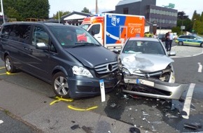 Kreispolizeibehörde Oberbergischer Kreis: POL-GM: 210819-793: Autofahrerin bei Kollision an Einmündung schwer verletzt