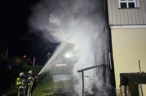 Feuerwehr der Stadt Arnsberg: FW-AR: Brennendes ehemaliges Stellwerk beschäftigt die Feuerwehr Arnsberg die ganze Nacht