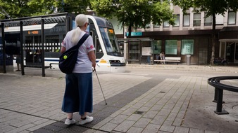 Barrierefreiheit oft mit großen Hürden / ADAC testet Bus- und Tram-Haltestellen für Mobilitätseingeschränkte und Blinde in zehn deutschen Städten / Die größte Hürde bleibt der Einstieg