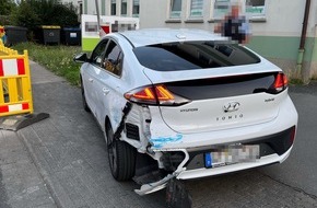 Polizei Bielefeld: POL-BI: Zeugen gesucht: Autodieb flüchtet und beschädigt Streifenwagen
