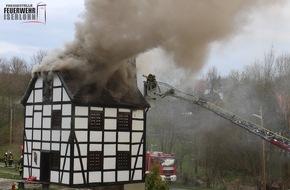 Feuerwehr Iserlohn: FW-MK: Dachstuhlbrand in Iserlohn-Bilveringsen