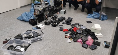 Polizei Essen: POL-E: Essen: Hinweise auf gewerblichen Betrug mit Elektronikartikeln - Polizei stellt über 220 Geräte sicher - Ergänzendes Foto