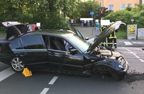 Polizeipräsidium Mainz: POL-PPMZ: Verkehrsunfall - Vorderachse verloren