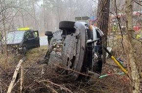 Polizeiinspektion Cuxhaven: POL-CUX: Schwerer Verkehrsunfall im Bereich Hagen im Bremischen - Drei Personen verletzt, zwei davon schwer (Foto im Anhang)