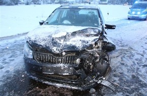 Polizei Minden-L&uuml;bbecke: POL-MI: Frontalzusammensto&szlig; zweier Autos