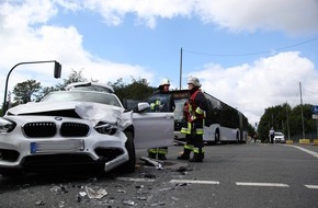 Feuerwehr Essen: FW-E: Verkehrsunfall zwischen Linienbus und Pkw, zwei Personen verletzt
