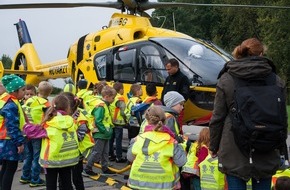 ADAC Hansa e.V.: Crew von Christoph Hansa übergibt Sicherheitswesten an Erstklässer