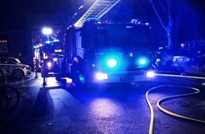 Feuerwehr Grevenbroich: FW Grevenbroich: Mehrere Verletzte nach Feuer in Mehrfamilienhaus in Grevenbroich // Feuerwehr rettet Familie vom Balkon, Retter warnen: Flucht durch den Brandrauch lebensgefährlich