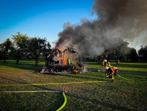KFV Bodenseekreis: Ballenpresse in Vollbrand in Hefigkofen