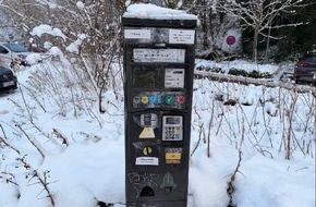 Polizeiinspektion Stade: POL-STD: Metalldiebe in Stade, Parkscheinautomat am Buxtehuder Bahnhof durch B&ouml;ller gesprengt - Polizei sucht Zeugen, 58-j&auml;hriger Mann in Freiburg Schwerer Raub in Freiburg - Opfer in Cuxhaven gemeldet