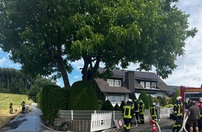 Feuerwehr Ense: FW Ense: Brennt Hecke in Waltringen / Teer-Arbeiten lösen Feuer aus