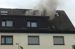 Feuerwehr Lüdenscheid: FW-LÜD: Dachstuhlbrand erfordert Großaufgebot der Feuerwehr