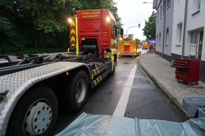 FW Ratingen: LKW reißt sich den Tank auf - Umwelteinsatz für die Feuerwehr
