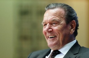 ZDF: Gerhard Schröder im ZDF: Agenda 2010 nicht rückgängig machen /  "ZDFzeit"-Doku "Mensch Schröder" über den Altkanzler, der noch polarisiert (FOTO)