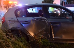 Kreispolizeibehörde Herford: POL-HF: Verkehrsunfall auf regennasser Fahrbahn - 18-Jährige leicht verletzt
