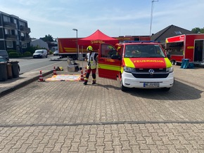 FW-Velbert: Lagerhalle brennt in voller Ausdehnung