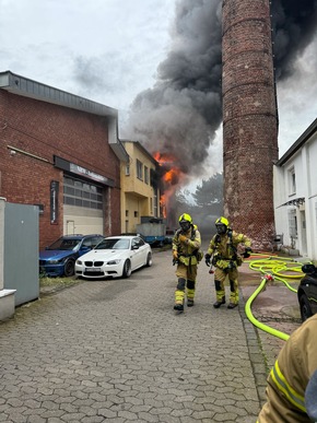 FW Ratingen: Großbrand in Gewerbegebiet - Rauchwolke zieht über Ratinger Stadtgebiet