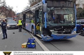 Feuerwehr München: FW-M: Bus trifft auf Pkw (Ludwigsvorstadt)